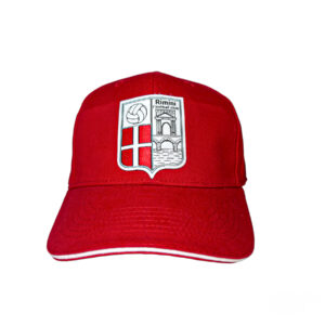 Cappellino rosso con scudetto Rimini FC con chiusura posteriore regolabile con fibbia in metallo