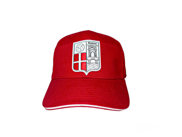 Cappellino rosso con scudetto Rimini FC con chiusura posteriore regolabile con fibbia in metallo